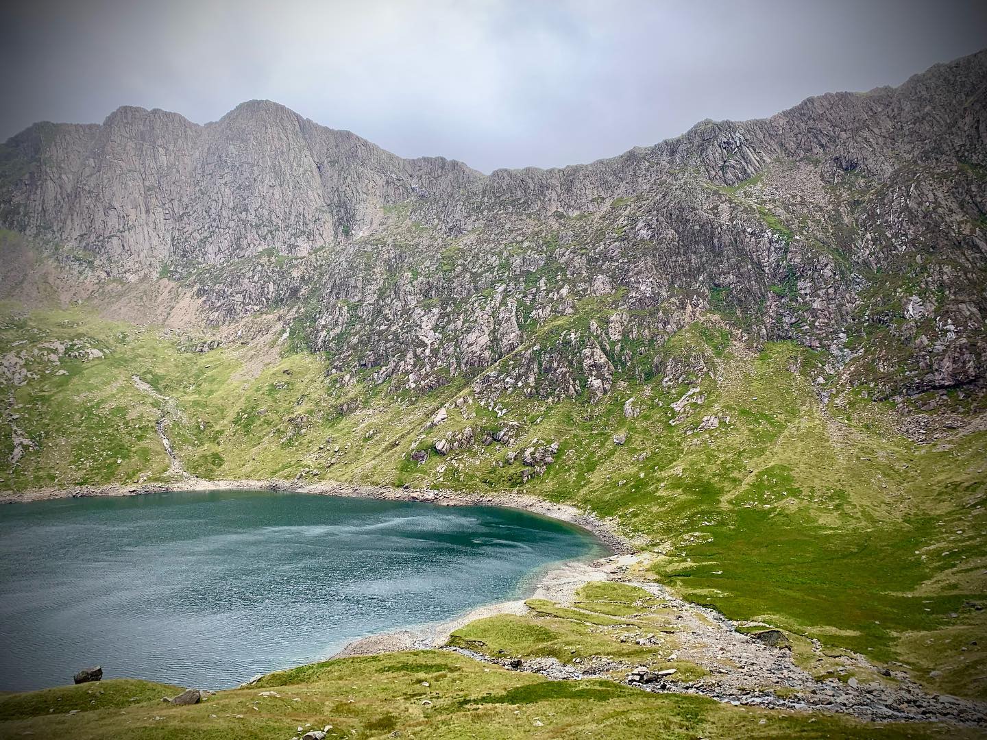 A moody shot from a guided walk up Snowdon this summer, views that just never get old! ⛰🥾⛰
.
.
.
#wildernessdevelopment #snowdon #snowdonia #snowdonianationalpark #pygtrack #penypass #guidedwalk #hikebritain #lovemyoffice #outdooroffice  #hikingadventures #ukhikingofficial #hiking #hikersuk #mapmyhike #outdoorhikingculture #mountainsfellsandhikes #outdoorpursuits #outdooradventures #outdooractivities